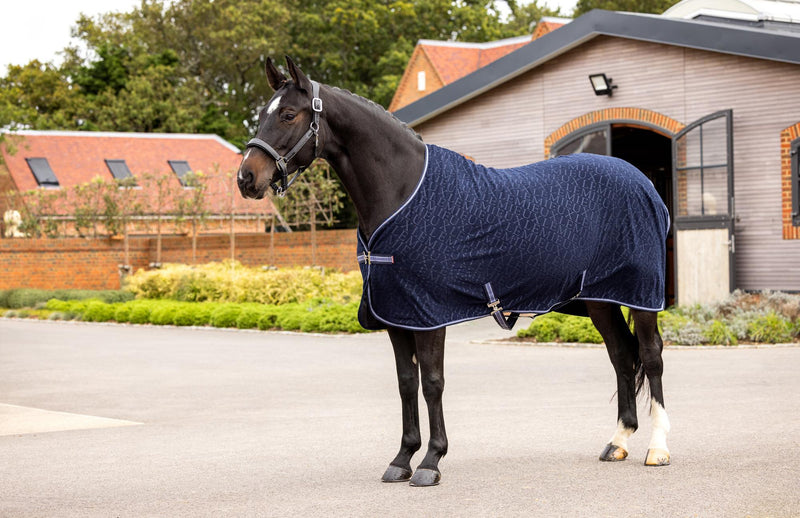 Indlæs billede i Gallery Viewer, LM(F) CORE Arika Monogram Fleece Rug Navy
