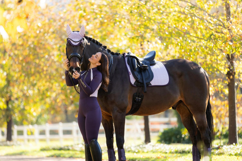 Indlæs billede i Gallery Viewer, AW25 LM Suede Dressage Square Lilac
