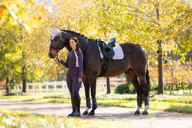 Indlæs billede i Gallery Viewer, AW25 LM Suede Dressage Square Lilac
