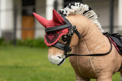 AW25 LM Toy Pony Fly Hood Cranberry