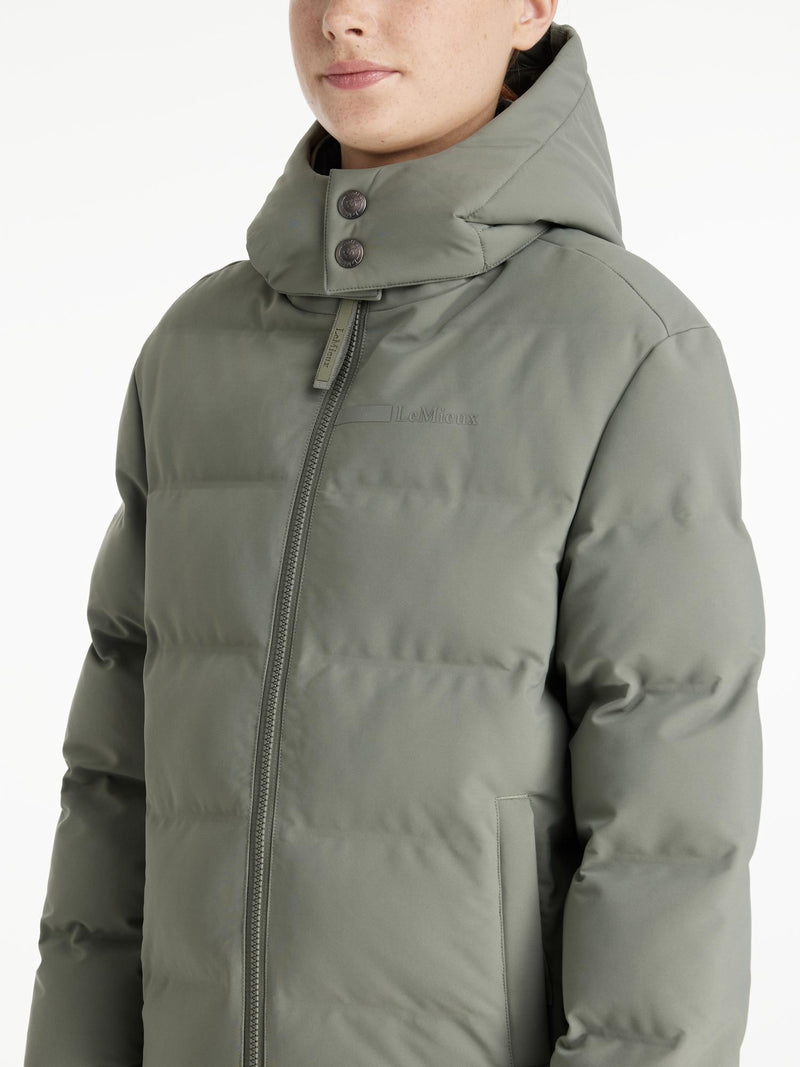 Indlæs billede i Gallery Viewer, AW25 LM Young Rider Daisy Waterproof Coat Rosemary
