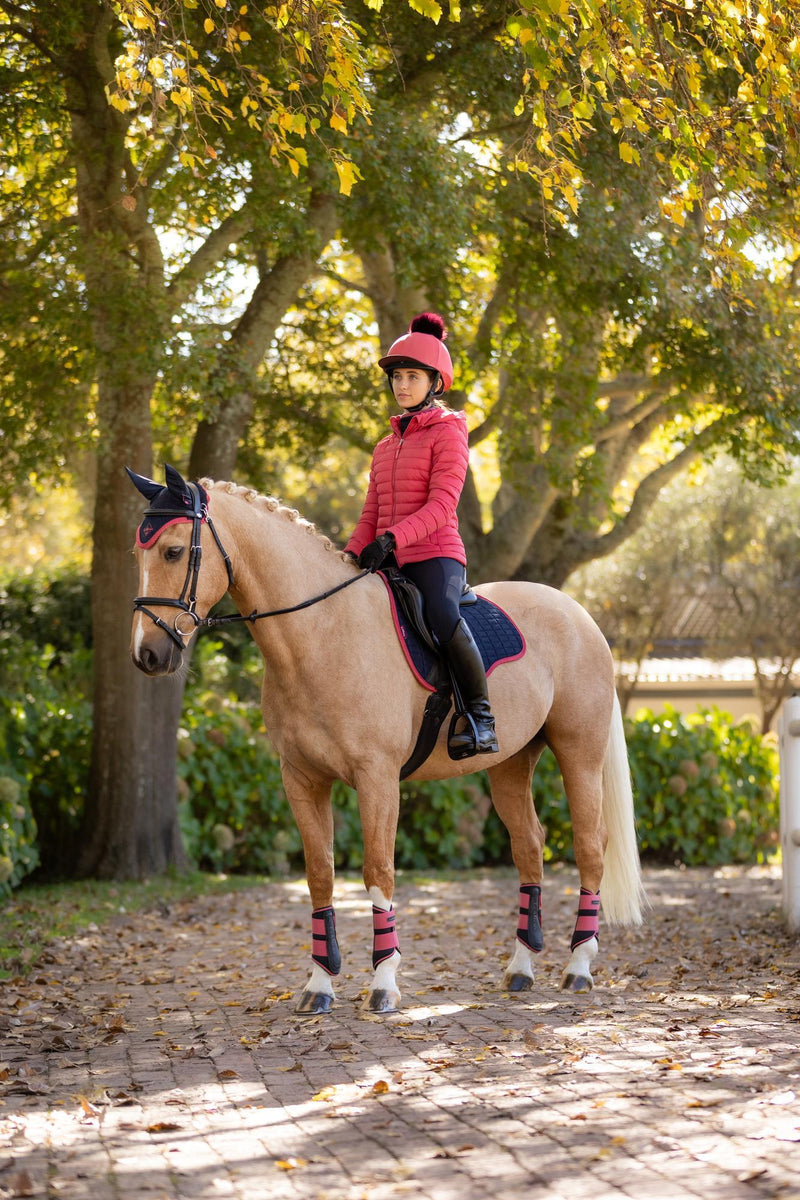 Indlæs billede i Gallery Viewer, AW25 LM Young Rider Ruby Puffer Jacket Cranberry
