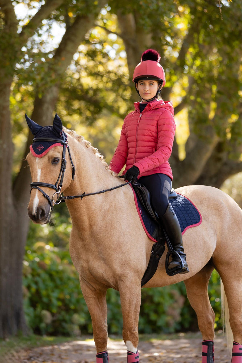 Indlæs billede i Gallery Viewer, AW25 LM Young Rider Ruby Puffer Jacket Cranberry
