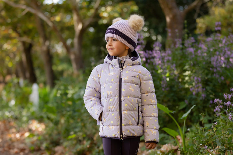 Indlæs billede i Gallery Viewer, AW25 LM Mini Printed Lilo Puffer Jacket Lilac
