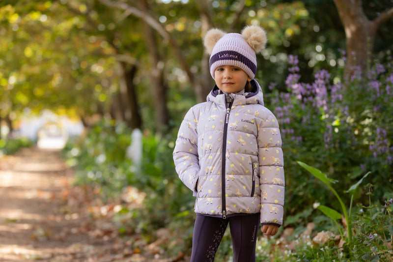 Indlæs billede i Gallery Viewer, AW25 LM Mini Printed Lilo Puffer Jacket Lilac
