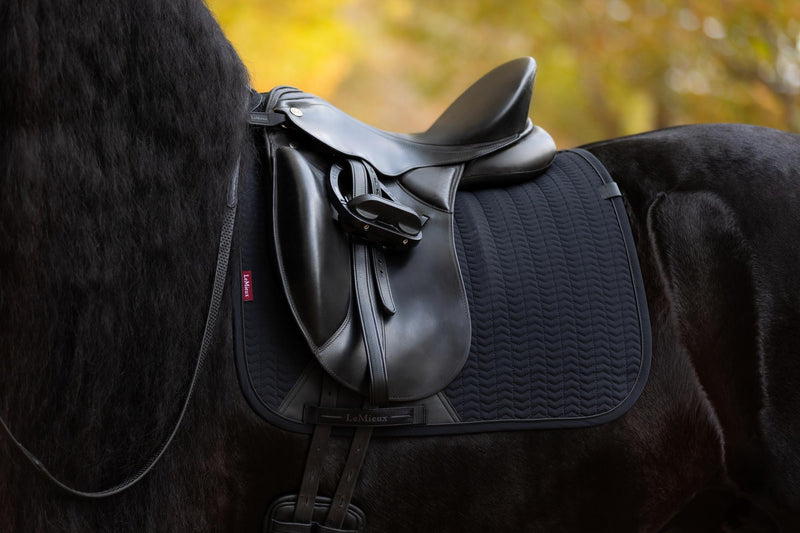 Indlæs billede i Gallery Viewer, AW25 LM Essence Dressage Square Black
