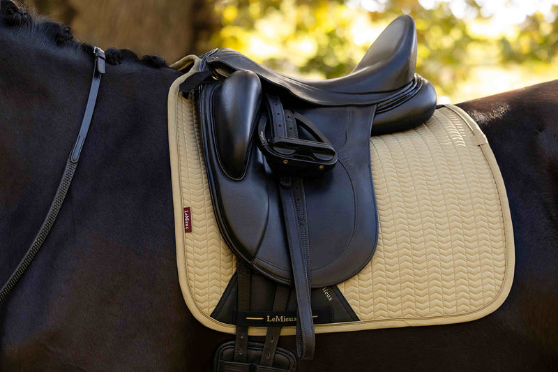 Indlæs billede i Gallery Viewer, Essence Dressage Square Pear
