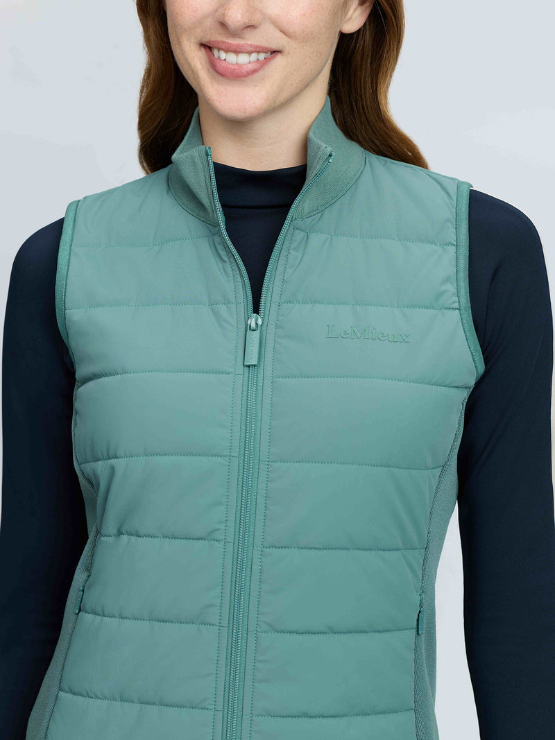 Indlæs billede i Gallery Viewer, Lily Lightweight Gilet Aloe
