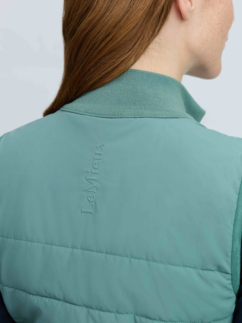 Indlæs billede i Gallery Viewer, Lily Lightweight Gilet Aloe
