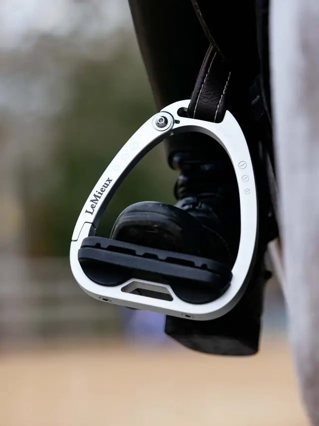 Indlæs billede i Gallery Viewer, LM(F) CORE Junior Vector Balance Stirrup Aluminium
