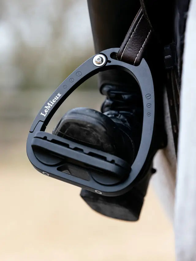 Indlæs billede i Gallery Viewer, LM(F) CORE Junior Vector Balance Stirrup Black
