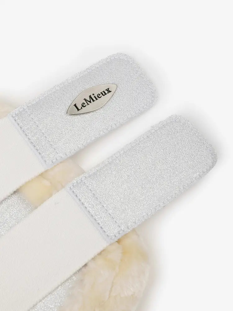 Indlæs billede i Gallery Viewer, LM Brilliance Fleece Edged Brushing Boot White
