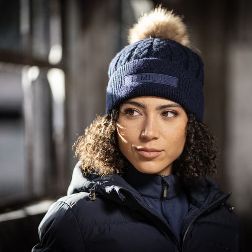 Indlæs billede i Gallery Viewer, Clara Cable Beanie Navy
