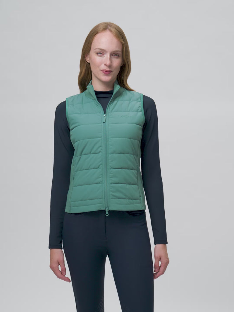 Indlæs og afspil video i Gallery Viewer, Lily Lightweight Gilet Aloe
